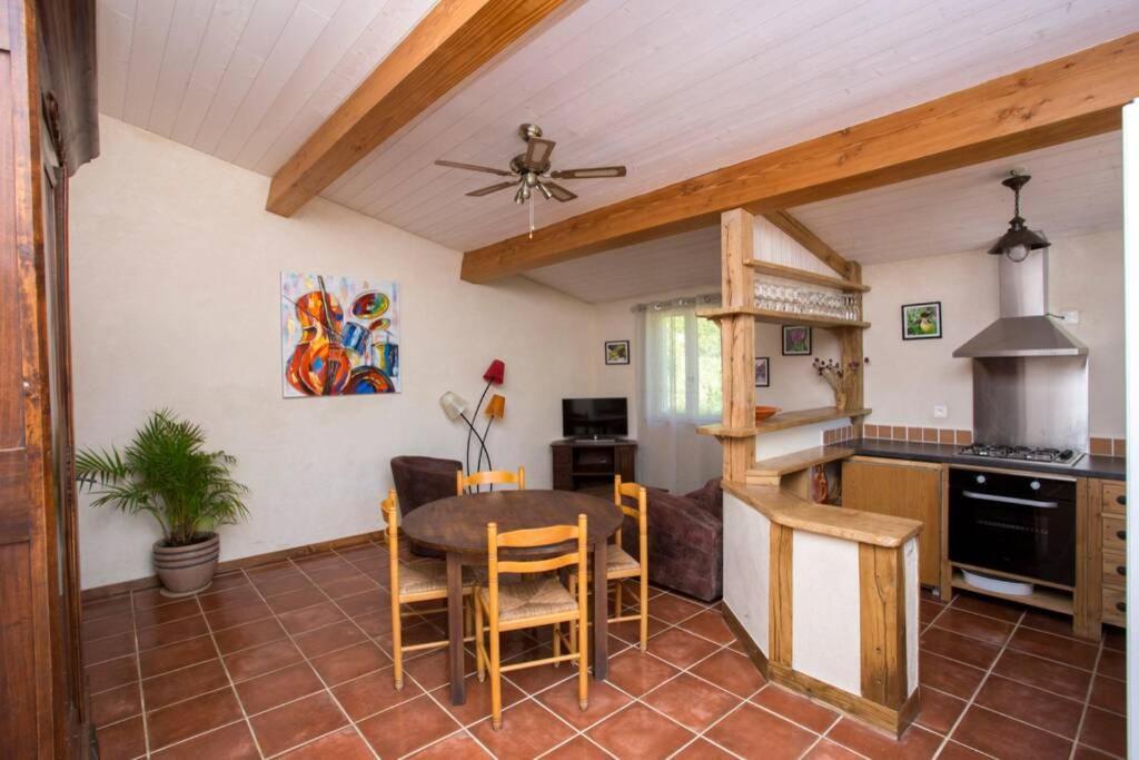 Вилла L'Arbre A Soleil Aigues-Vives  Экстерьер фото